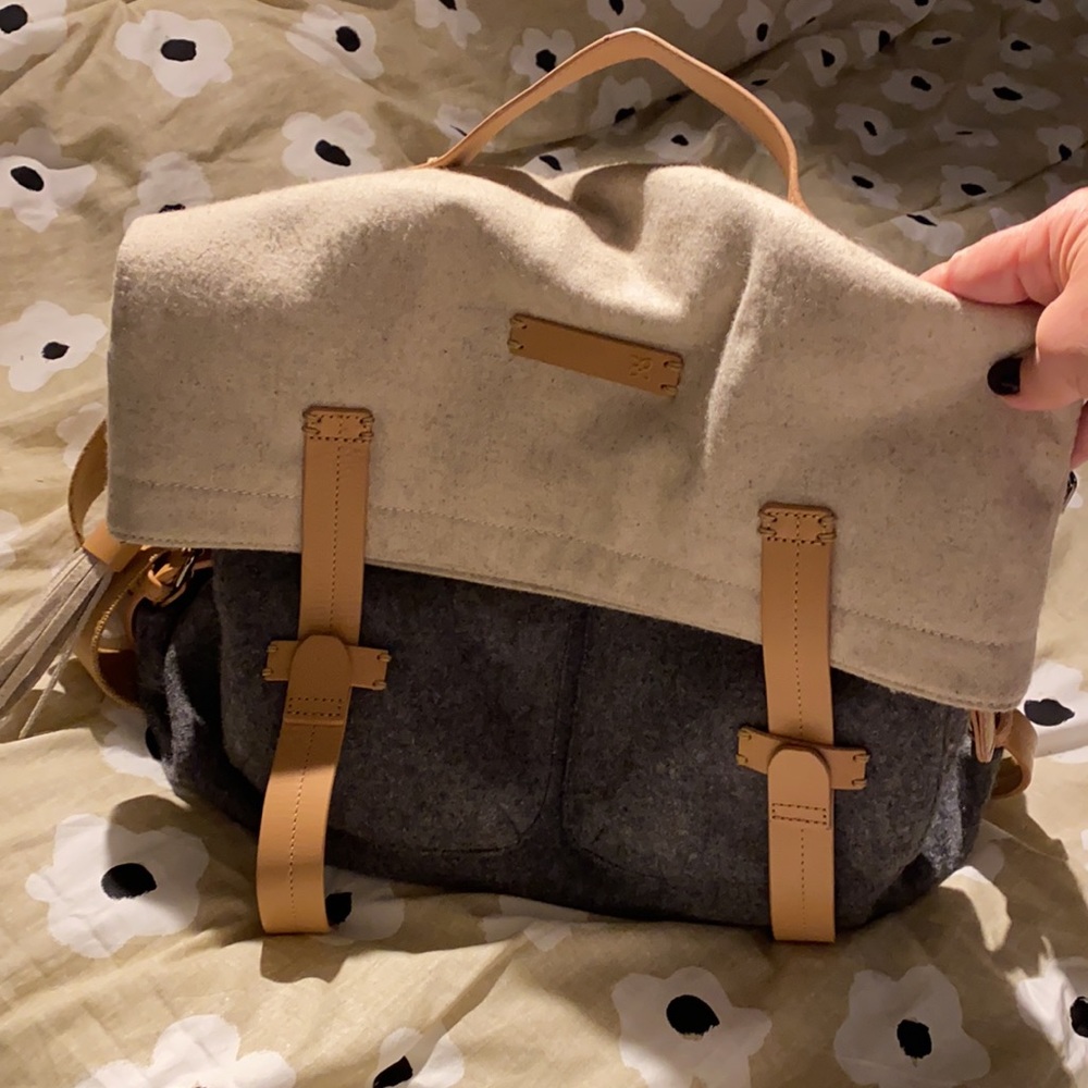 EUC like new Petra Messenger Bag. Where business meets savvy. Eco savvy! - Picture 3 of 11